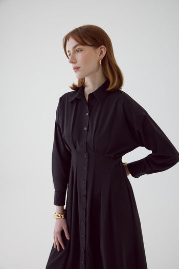 Bele Oturan Siyah Gömlek Elbise