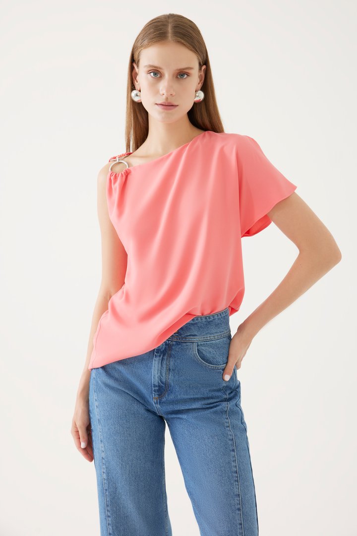 Tek Omuzlu ve Kayık Yakalı Polyester Bluz
