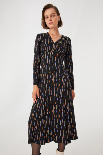 V Yakalı İşleme Detaylı Elbise