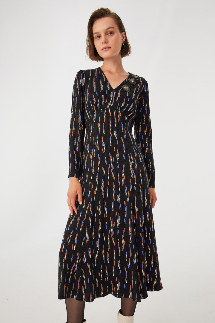 V Yakalı İşleme Detaylı Elbise