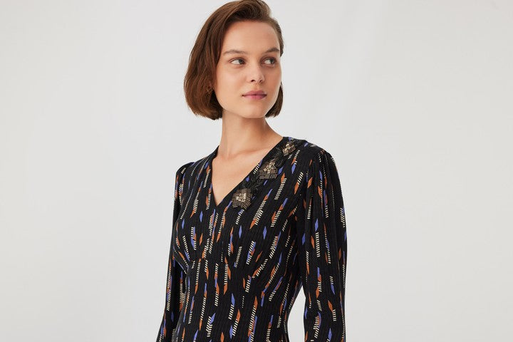 V Yakalı İşleme Detaylı Elbise