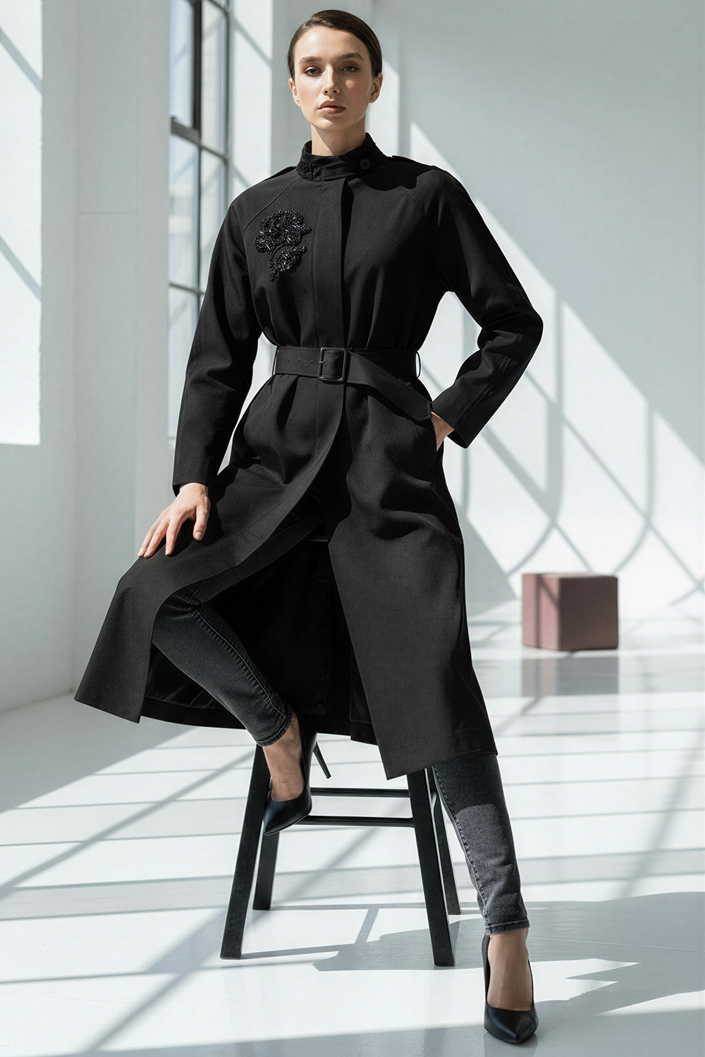 Taş İşlemeli Dik Yaka Kemerli Regular Trençkot