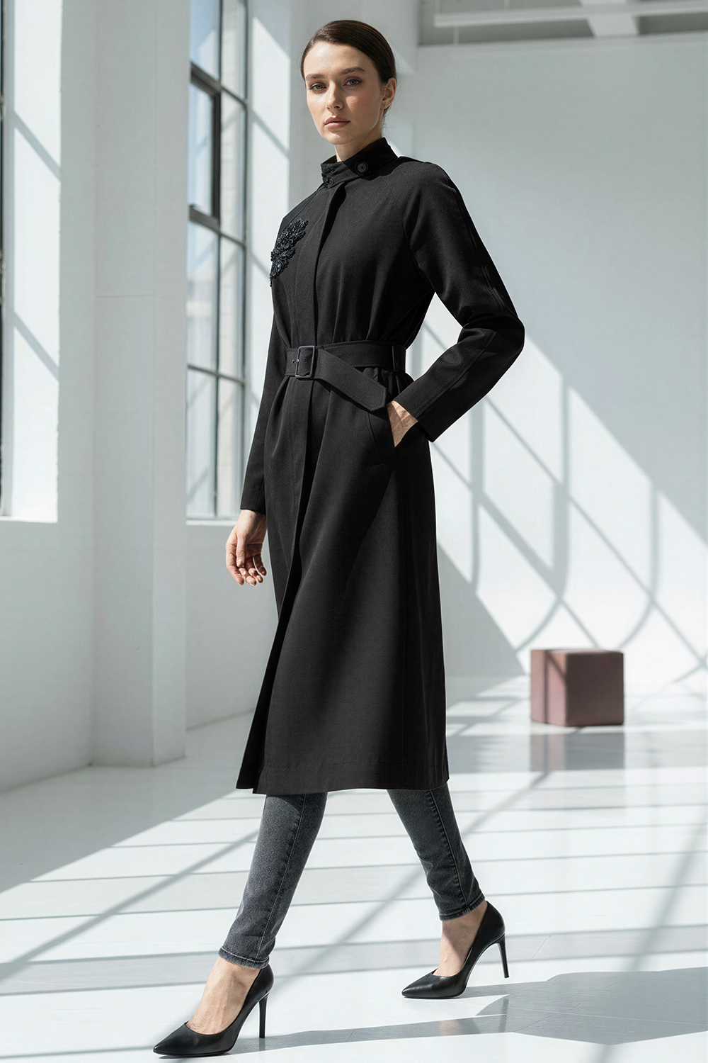 Taş İşlemeli Dik Yaka Kemerli Regular Trençkot